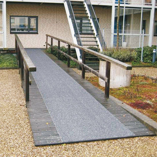 Sicherheitsmatte auf rutschigem Holzbohlensteg